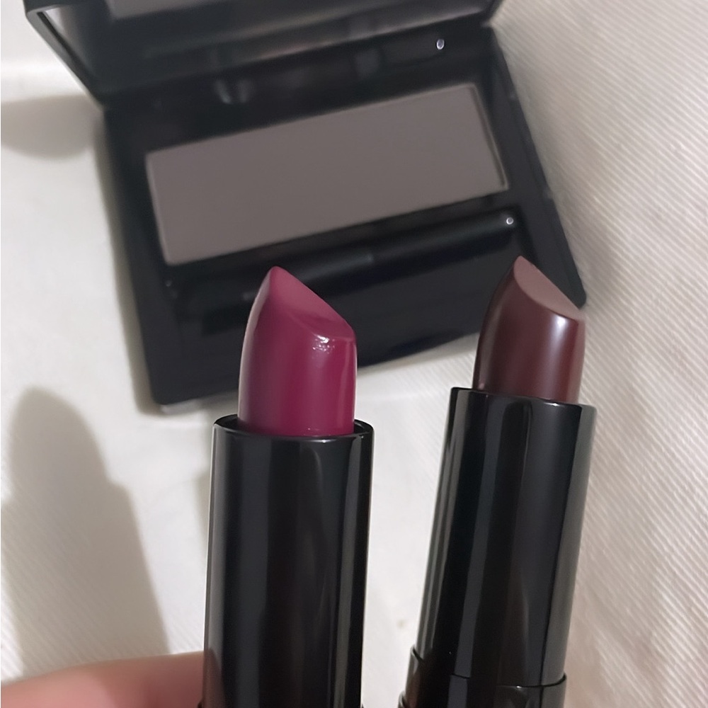1 brush & 2 lipsticks & 1 waterproof gel lip liner.